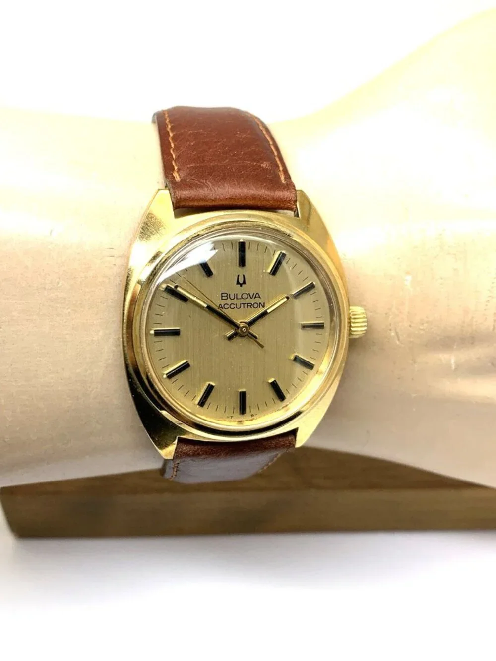 Bulova Accutron 2180 Men's Watch Vintage 1970's Quartz 7304-4 Gold Steel 35mm